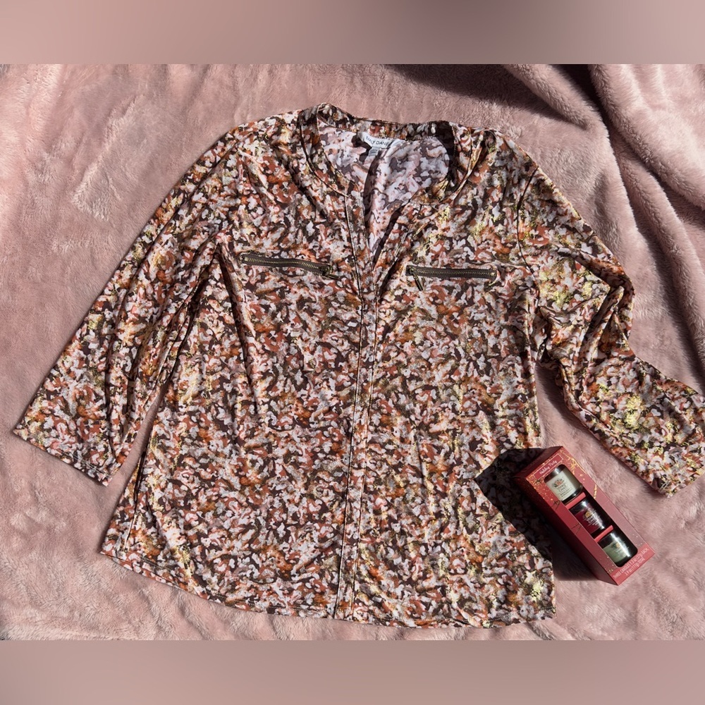 🍁 V-Neck Button Blouse 🍁 - Picture 4 of 4
